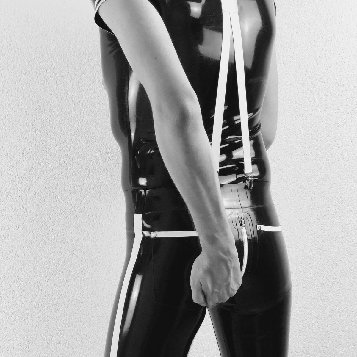1_derous's tweet photo. No comment! 🙈
.
#rubber #latex #rubberskin #rubberskinhead #latexhood #guysingear #teamrubber #gay #rubbergay #gayrubber #gaypride #rubberfetish #latexfetish #rubberman #rubberboy #rubberist #rubbermodel #latexmodel #altmodel #rubberfashion #lifeinlatex #fetishlife #buttfie https://t.co/QAE2hMgU0C