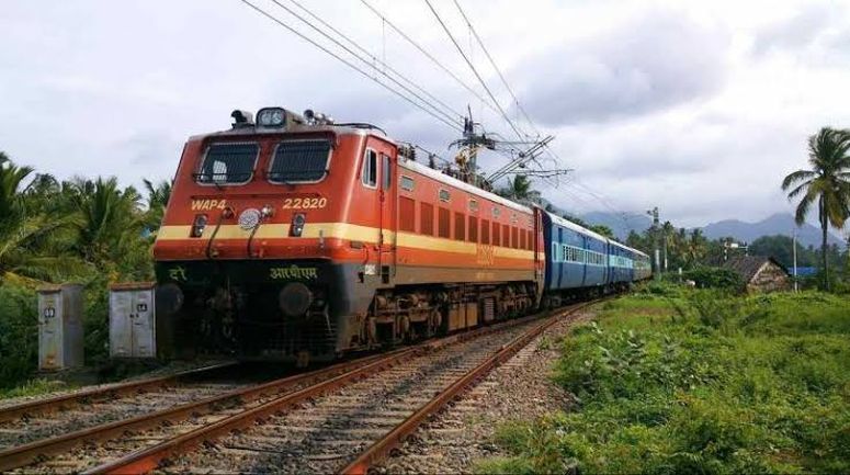 MoneycontrolH's tweet photo. #IndianRailways, #PPPAC, #PrivateTrain । Indian Railways: इन 100 रास्तों पर फर्राटा भरेंगी 150 प्राइवेट ट्रेन, जल्द मंगाई जाएंगी बोलियां!
https://t.co/dZrCXbWIP1 https://t.co/6lBuVY89Vm