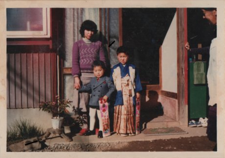 お分かりいただけただろうか。 この古い心霊写真、何かが間違っている。