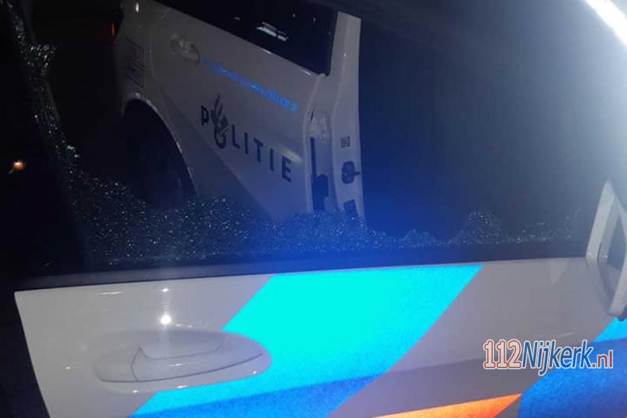 Ruit politieauto vernield. 112Nijkerk.