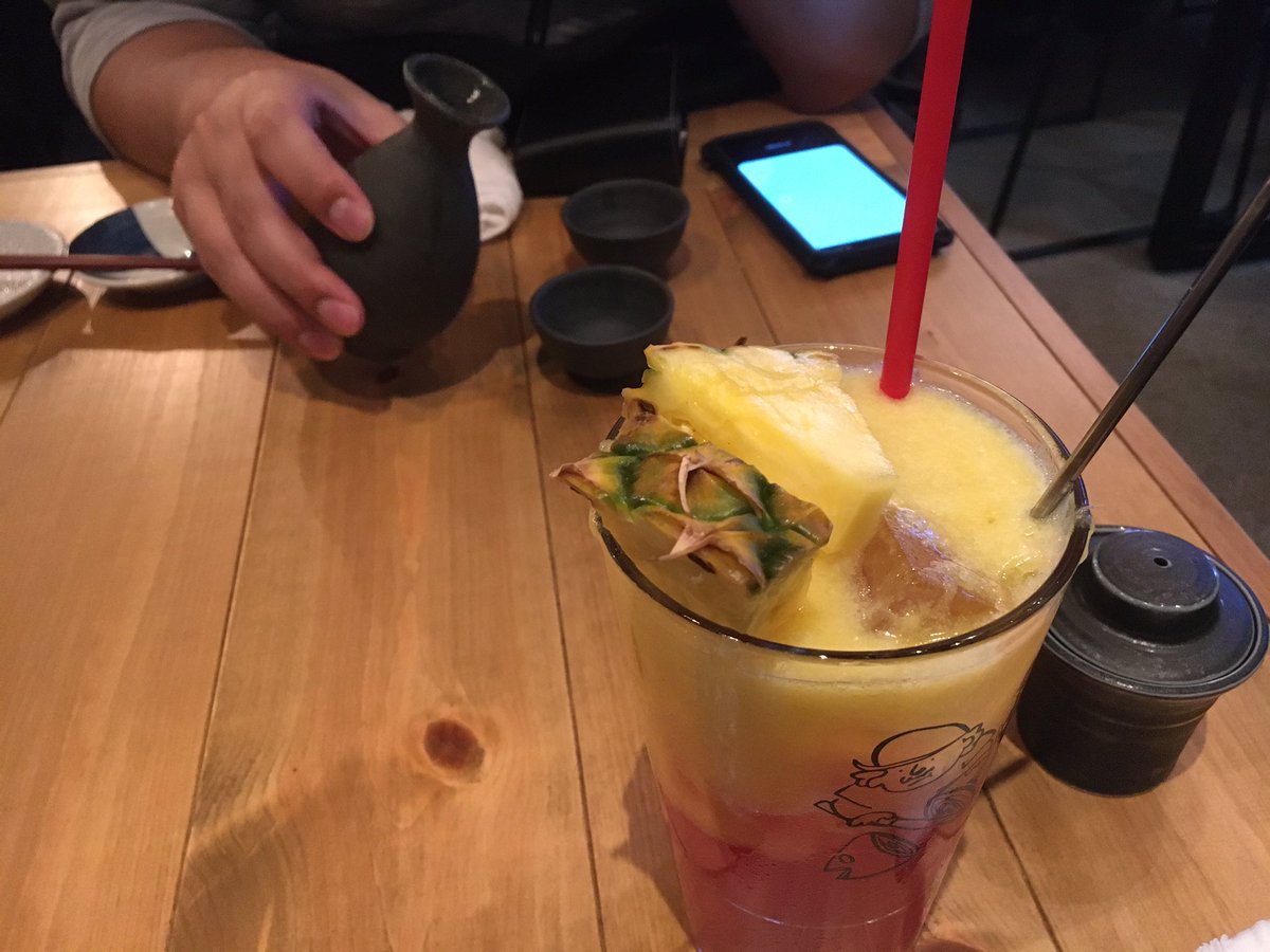 西田 マグロマート ノンアルコールドリンクも気合が入ってるので飲めない人とも一緒に行きたいんですよね 写真のはクランベリー とパインのカクテル