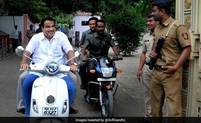 देश के परिवहन मंत्री और दिल्ली पुलिस!
<a href="/nitin_gadkari/">Nitin Gadkari</a> 
<a href="/PMOIndia/">PMO India</a> 
<a href="/AmitShah/">Amit Shah</a> 
<a href="/narendramodi/">Narendra Modi</a> 
<a href="/TheQuint/">The Quint</a> 
<a href="/rsprasad/">Ravi Shankar Prasad</a> 
<a href="/ndtv/">NDTV</a> 
<a href="/BBCHindi/">BBC News Hindi</a> 
<a href="/nytimes/">The New York Times</a> 
<a href="/priyankagandhi/">Priyanka Gandhi Vadra</a> 
<a href="/RahulGandhi/">Rahul Gandhi</a> 
<a href="/myogiadityanath/">Yogi Adityanath</a> 
<a href="/INCIndia/">Congress</a> 
<a href="/INCMP/">MP Congress</a> 
<a href="/OfficeOfKNath/">Kamal Nath</a> 
<a href="/JM_Scindia/">Jyotiraditya M. Scindia</a> 
<a href="/SachinPilot/">Sachin Pilot</a> 
<a href="/rssurjewala/">Randeep Singh Surjewala</a> 
<a href="/nishantchat/">Nishant Chaturvedi 🇮🇳</a>