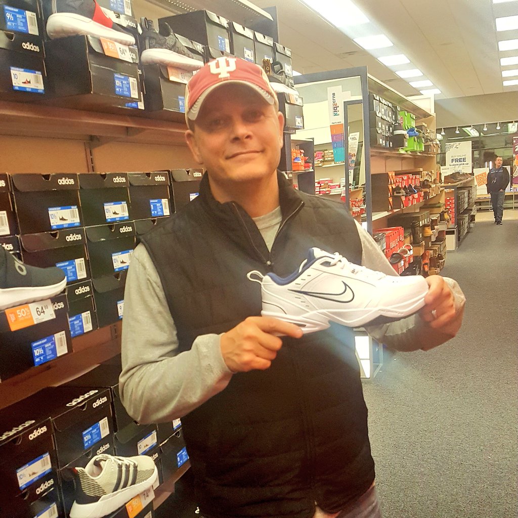 cjokdm's tweet photo. Shoe shopping with @d_maconattack #twittermaterial #classicdad https://t.co/2gvI35rqPg