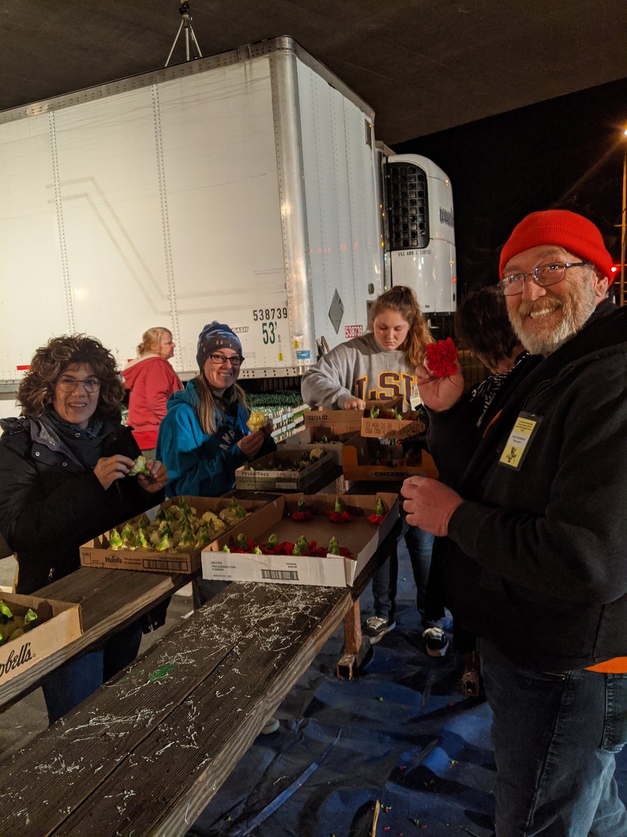 LCFloat's tweet photo. Exciting update: the first flowers have made it onto the #LCFTRA #RoseParade float! Carnations get snipped off the stem, fluffed, and glued before being put on the float. Lots of volunteers are needed for each step. https://t.co/BDJy8tL9Zu