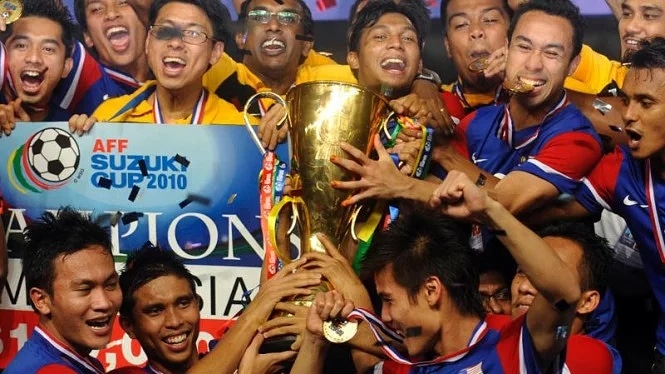 HarimaumalayF's tweet photo. Hari ini pada 29 Disember 2010 adalah dalam sejarah bola sepak Malaysia apabila kita menjuarai Piala AFF 2010 buat pertama kali. Malaysia telah mencipta sejarah kejuaraan ini di Stadium Bung Karno di hadapan 88,000 penyokong Indon. Malaysia menewaskan Indonesia dgn Agregat 4-2 https://t.co/B4TxMvANOU