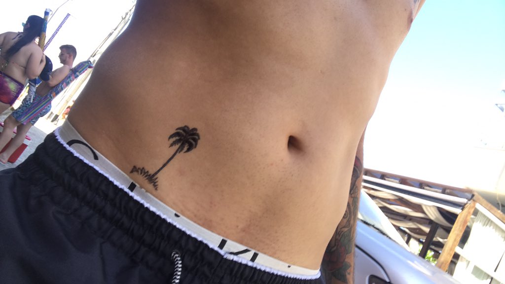 kauemauricio_'s tweet photo. Penso tanto no teu bem estar que fiz um coqueiro pra você mamar na sombra nesse verão 🥵😂😂😂 https://t.co/HUKVpKlQvU