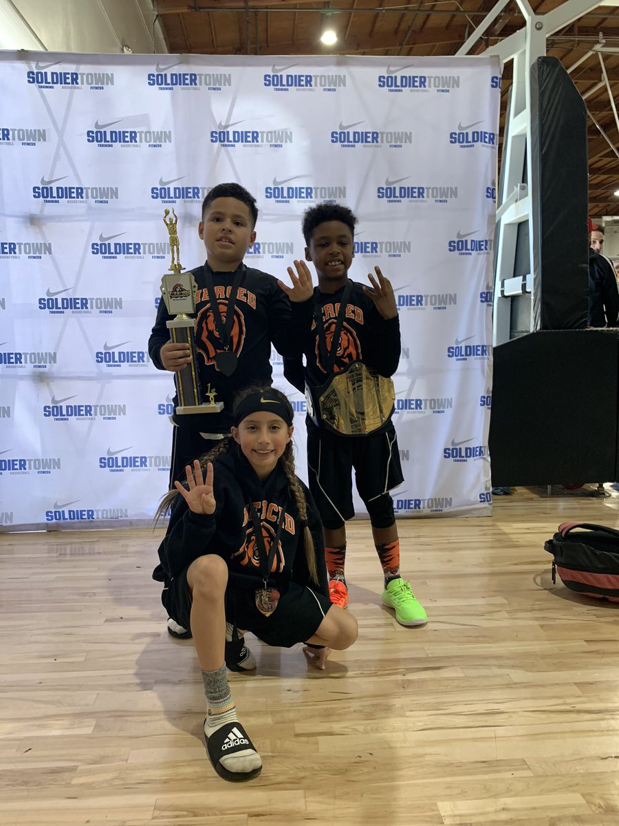 Goldenlexi3's tweet photo. Merced Elite โน๏ธโโ๏ธ โน๏ธ ๐ #defendyourlegacy #hoopqueen๐ #4peat๐๐๐๐ #TheGrindTeam #grindforgreatness #future #basketball #ballislife #espn #primetime #handles #ncaa #nba #wnba #love #bears #merced #mercedhighbears https://t.co/3yKxKZRGFk