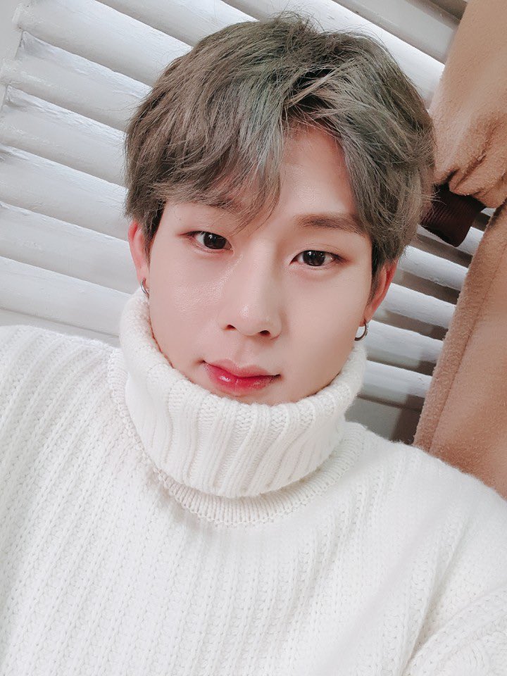 kkul_jh's tweet photo. 제가 모든 것을 포기하고 싶어질 때마다 당신의 음악은 항상 힘이 돼줬어요. 제가 바보같다는 건 알지만 언젠간 당신을 만나서 고맙다고 하는 게 꿈이에요.. https://t.co/Y0V1858U3j