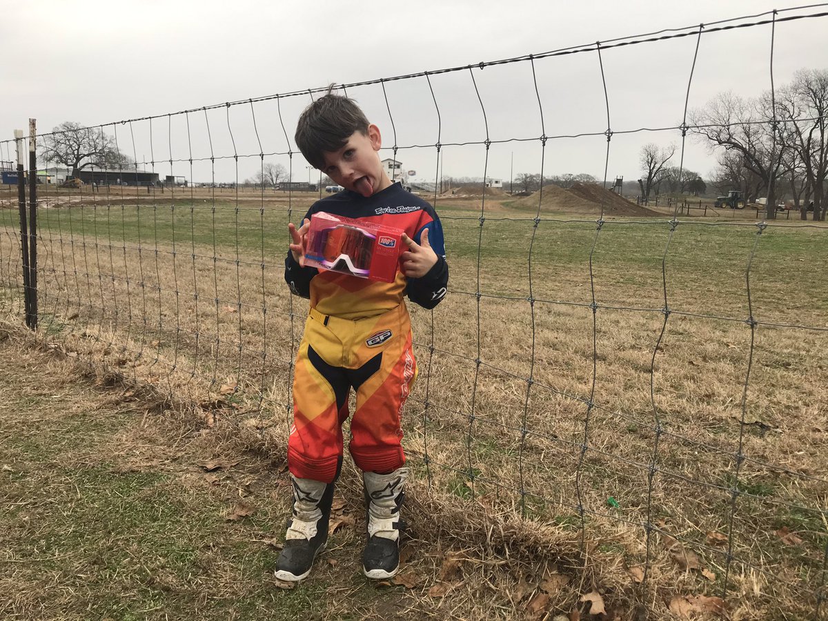 This little ripper wasn’t scared to throw down today❗️ @kannon_zabojnik5 took home the LK bragging rights in the 50cc 4-8 division, and went home with some fire @tucker_powersports |<a href="/ride100percent/">100%</a> goggles❗️🤘🏁🏆🔥💯.
•
#lapking #socialracing #lapjam #freestone #txwinterseries
