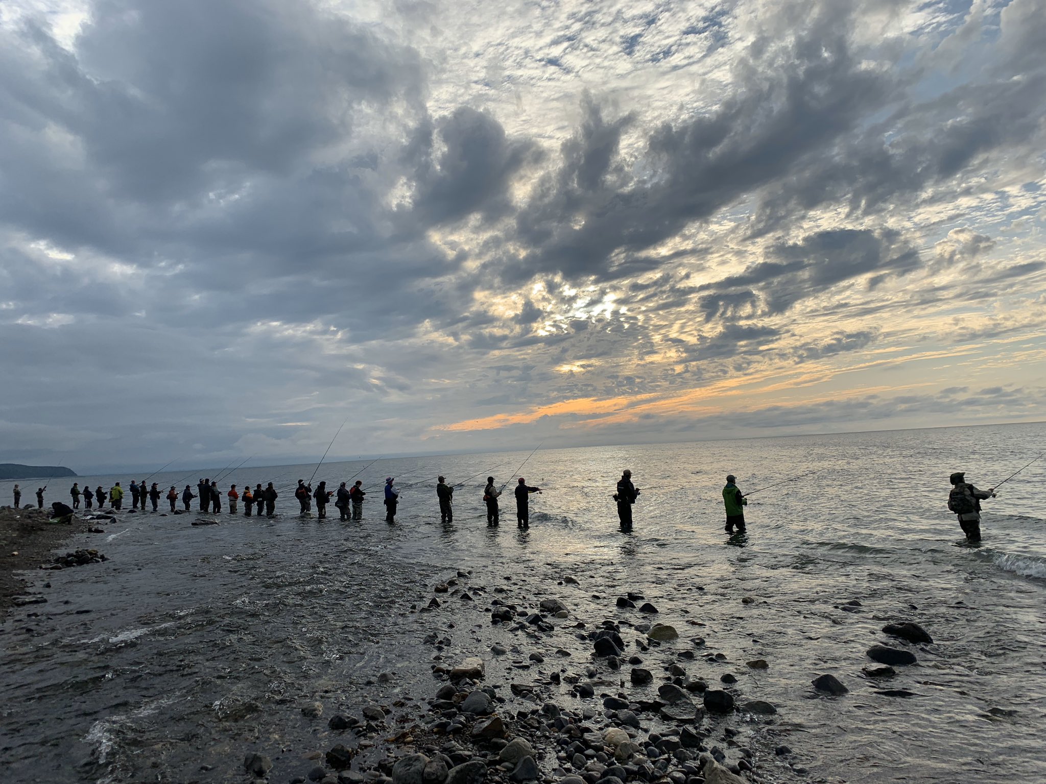 تويتر H Angler على تويتر サーフの人混みが話題ですが 北海道の鮭釣りがこちらになります T Co I2aeon1qx3