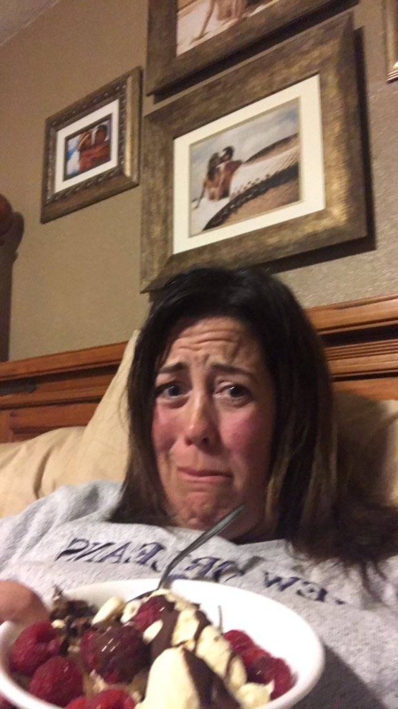 amyfryrn's tweet photo. I hate @TheEllenShow !! Seriously the greatest night of giveaways!! I’m like a crying fool who is now eating a tub of ice cream https://t.co/x0WXxVO1O1