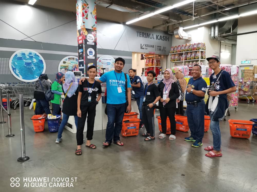 Kindnessdotmy's tweet photo. Terima kasih rakan-rakan NGO yang menerima baik bantuan tenaga dari para sukarelawan Kindness Malaysia untuk Project Back to School khas buat anak-anak dari Pertubuhan Kebajikan Ash Shakur (PEKEAS)
#KindnessMalaysia
#Humanity
#EmpireProject
#igunners
#DanaKita
#PEKEAS https://t.co/6Eg8aBccKk