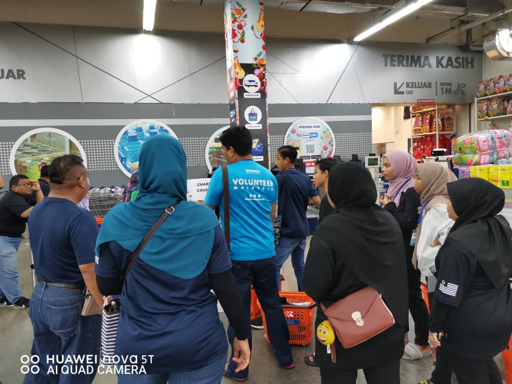 Kindnessdotmy's tweet photo. Terima kasih rakan-rakan NGO yang menerima baik bantuan tenaga dari para sukarelawan Kindness Malaysia untuk Project Back to School khas buat anak-anak dari Pertubuhan Kebajikan Ash Shakur (PEKEAS)
#KindnessMalaysia
#Humanity
#EmpireProject
#igunners
#DanaKita
#PEKEAS https://t.co/6Eg8aBccKk