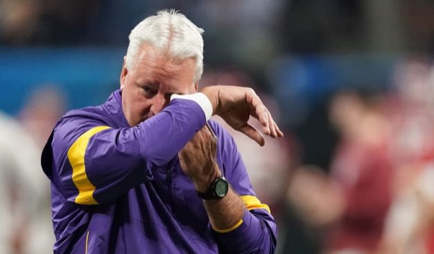 RossDellenger's tweet photo. Before taking the field for warmups, #LSU OC Steve Ensminger called his son to comfort him over his wife’s death.

Steven Jr. was in the hospital with high blood pressure.

His dad made him a promise.

“We are about to go beat Oklahoma’s ass for you.”

https://t.co/TxZmKkIapD https://t.co/I7rDSbqd62