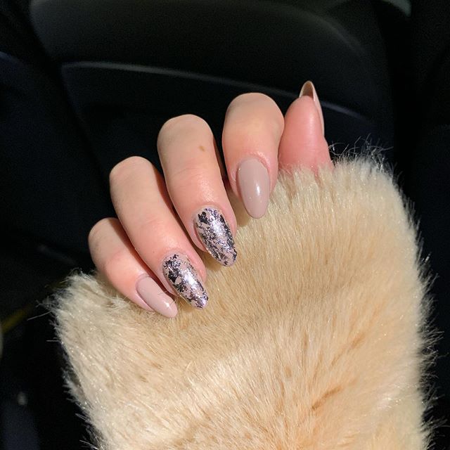 GelishPro's tweet photo. The New Year is right around the corner! Get your clients’ nails party ready! Nails by @ls_nails_clon #GelishOfficial #ChampagneandMoonbeams #dancingandromancing https://t.co/5B8RhMN4pD