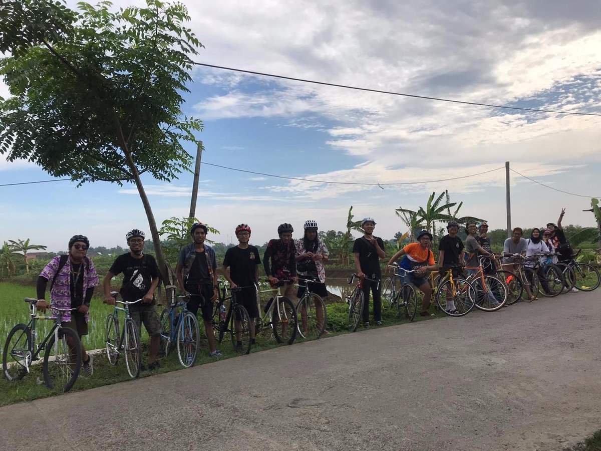 gustiasaputri_'s tweet photo. Around 45km mass ride for #LSR2019
Drama dengkul ketatap pedal, ban bocor, rute misah, disurung krn wes lemes. Uuu maacih sayang sayangkuu
Kecup basah 😚 Selamat berlibur eaa~
@jenengku_ika @apriLIARies @_mmnzz @alemsavero https://t.co/kzwYH00TCx