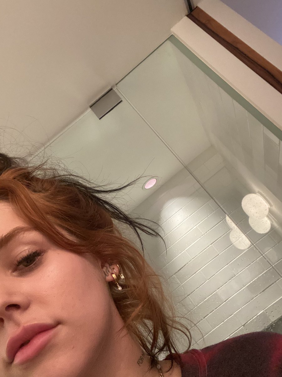 craymusic's tweet photo. Bro shit is weird as fuck now a days. My sister in highschool talks to ppl on snap 24/7 just sending pics like this back and forth... no text... no talking... just weird half face pics .. What is going on.. what are they doing.... https://t.co/6YdFWN4Eo2