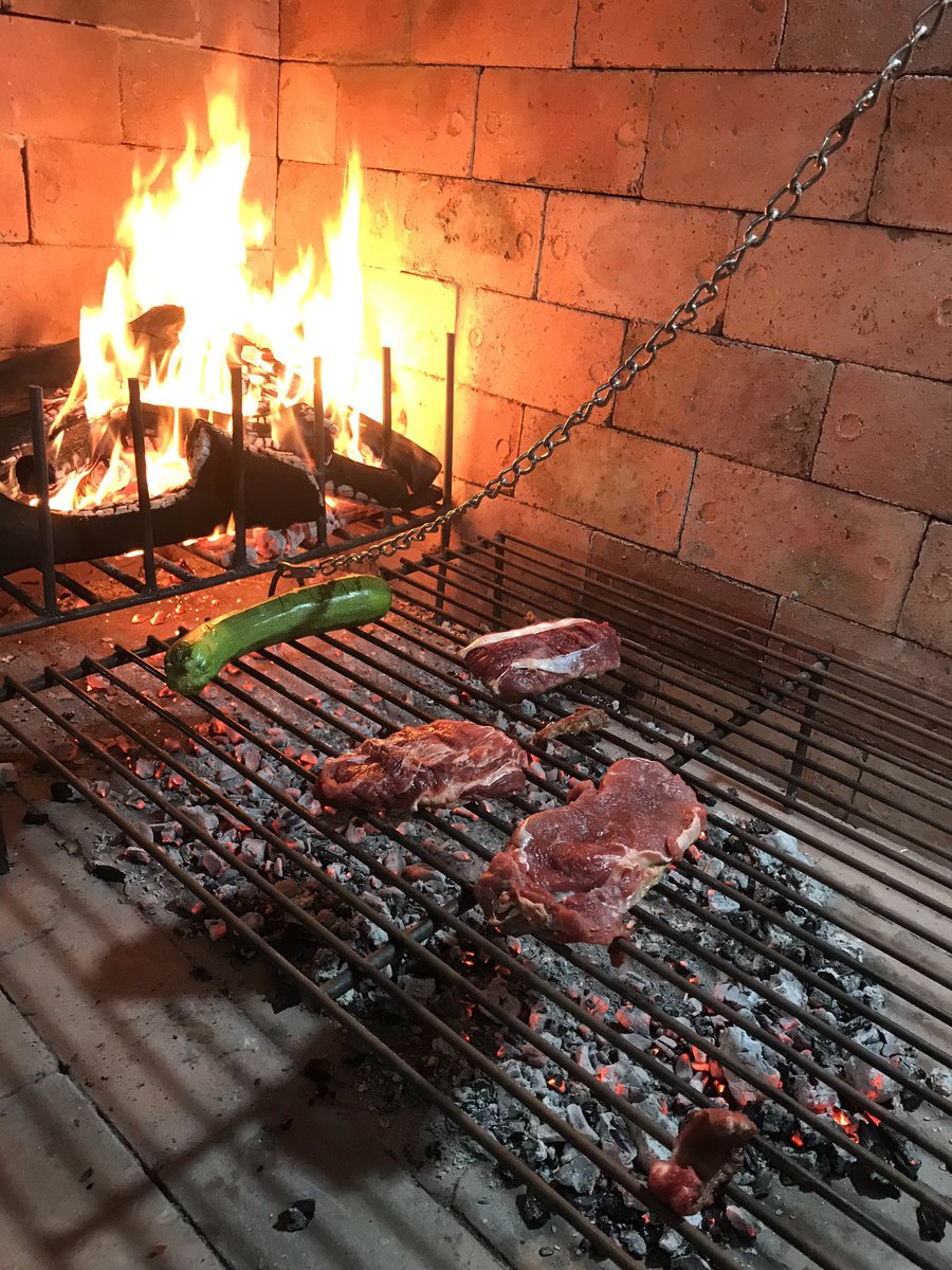 gretelochen's tweet image. #Barbeque the #Uruguyan way🇺🇾  #PerfectFire🔥#Beef🥩#RedWine🍷#Traditions #OutdoorDining in #Hanoi🇻🇳 Life is good🤩 #Bigthanks🙏 4 sharing @RosarioPortell