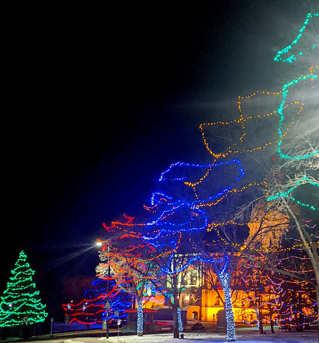 Lichita0115's tweet photo. Alberta legislature grounds
#yeg2019pics #lights #ChristmasTree #christmas #holidays #happynewyear2020 #ourcity #edmonton #edmontonliving #exploreedmonton #explorealberta #edmlifestyle #yeg #yegphotography #photooftheday #photography #streetphotography #streetstyle #lisethsierra https://t.co/PFZnbfP4xO