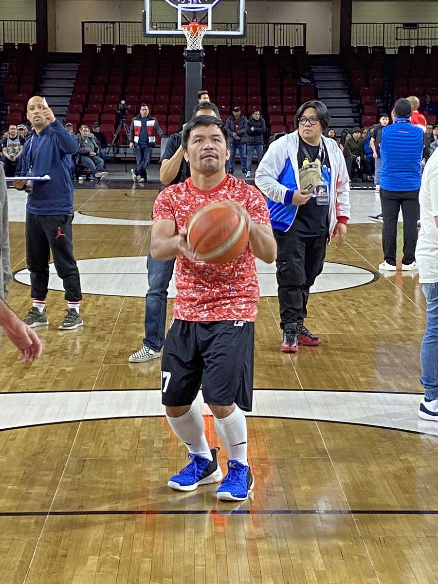 lev_mejia's tweet photo. Just before wrapping up the 2019 year, I got to meet @MannyPacquiao and add more @FCEdmontonNow memorabilia to the collection 😅⚽️🥊🏀

#WeLiveFoootball 
#CanPL
#FCEd https://t.co/VLzLbLChoy