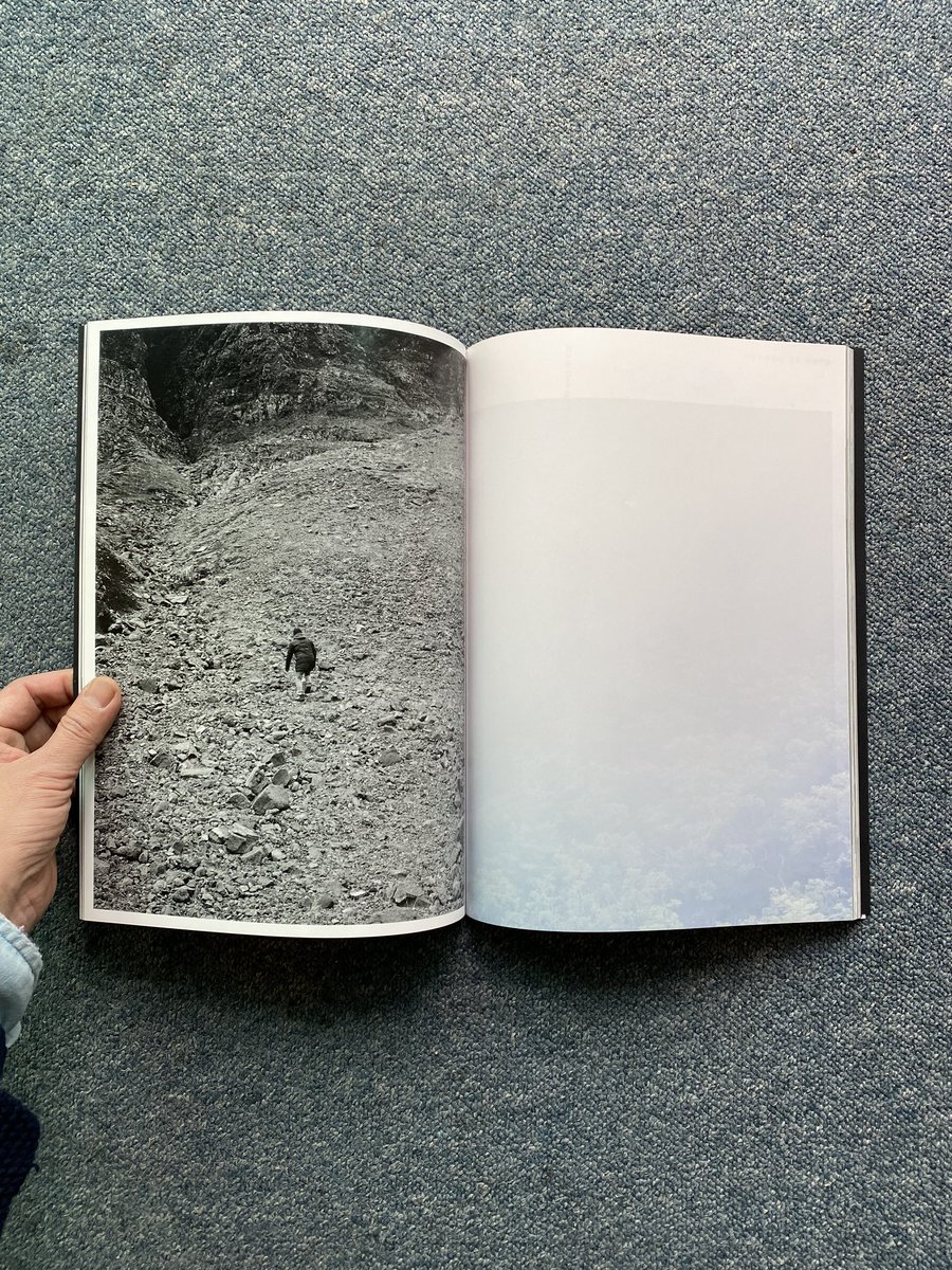 사월의 눈에서 발행한 ‘그때는 개를 제대로 잘 묻는 것이 중요하다고 생각했다. / 이민지’ 책방과 온라인에서 만나실 수 있습니다.

사진가 이민지의 두 사진 연작인 ‘light volume’(2015~2019)과 ‘sight lag’(2017~2019)의 모음집입니다.