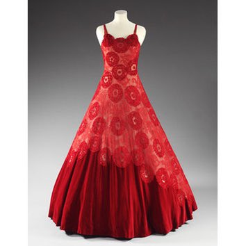ICOMCostume's tweet photo. On the fifth day of Christmas, a rich red lace ballgown by Angele Delanghe from 1953, called Poinsettia and worn by Lady Alice Makins, wife of the British Ambassador in Washington, 1953-56. @V_and_A #dozendaysofdresses #festivefashions #redrobes https://t.co/rnqwer1UpQ