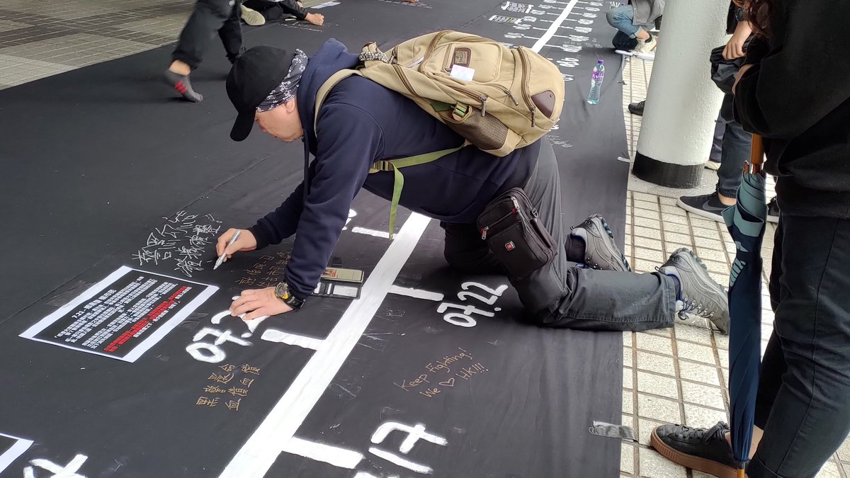 frances_sit's tweet photo. From "Hong Kongers Fighting" to "Hong Kongers March On", organisers of a rally at Edinburgh Place tdy prepared a 38m-long Lennon cloth, marked with major events of #HongKongProtests, which have lasted over 200 days now. https://t.co/3sZHkPSVTu