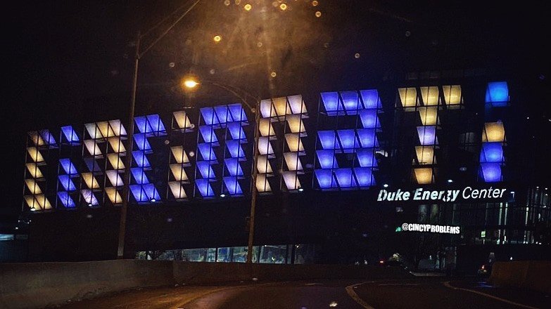 CincyProblems's tweet image. The Cincinnati sign lit up in LSU's colors tonight for Joe Burrow 💜💛 #CFBPlayoff #Bengals