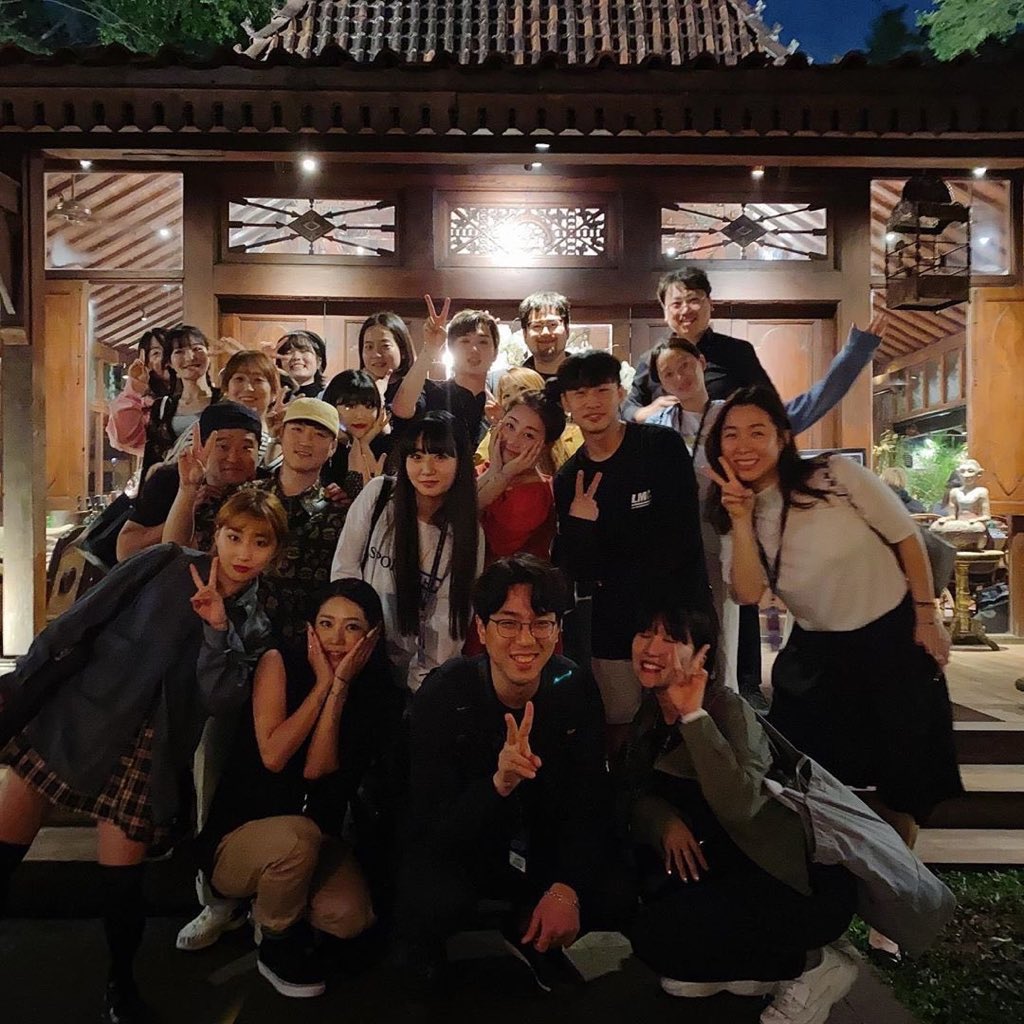 jieunlui's tweet photo. here’s a 🙃 IU sitting alone at her post concert dinner waiting for her team to arrive when in fact they are all outside taking a group photo- #top10animebetrayal #🙃IU #IUteamposing #groupdinner https://t.co/ldyeFNavdW