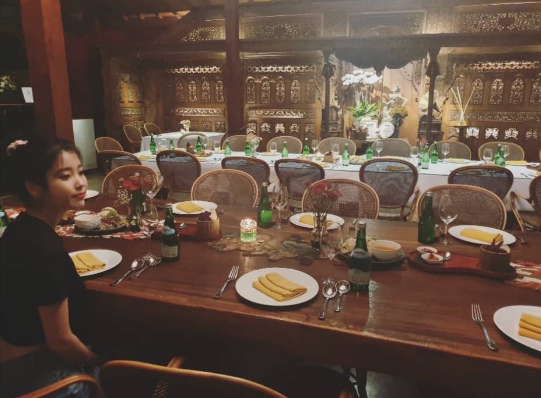 jieunlui's tweet photo. here’s a 🙃 IU sitting alone at her post concert dinner waiting for her team to arrive when in fact they are all outside taking a group photo- #top10animebetrayal #🙃IU #IUteamposing #groupdinner https://t.co/ldyeFNavdW
