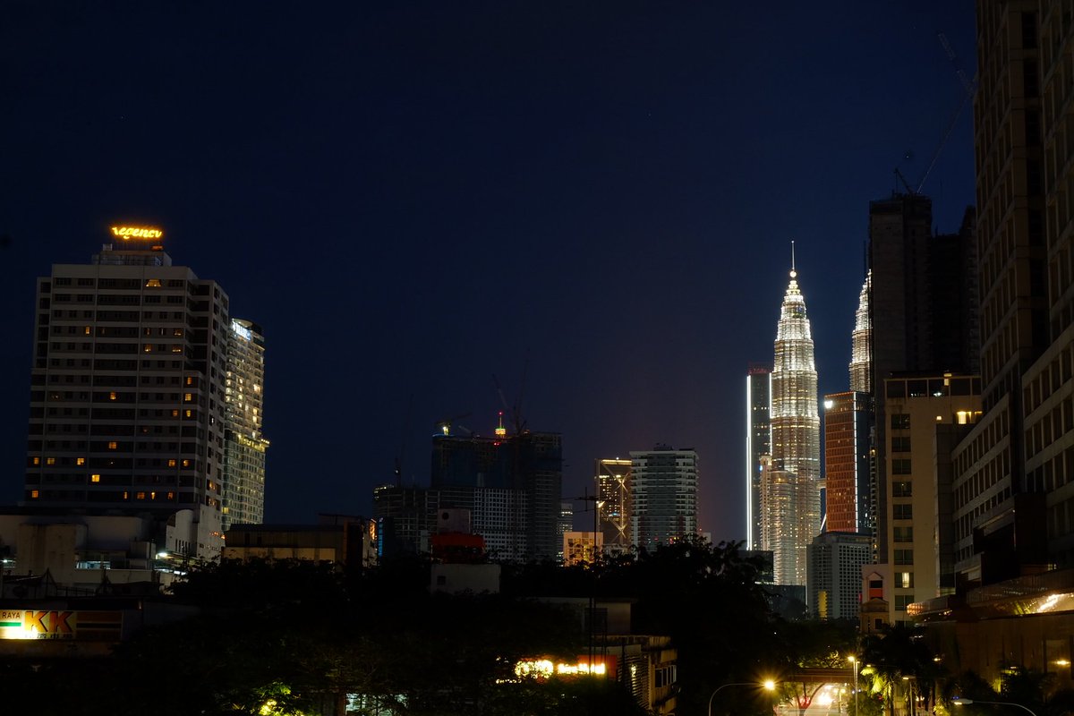 mchorror's tweet photo. Blue Hour in Kuala Lumpur
#KLCity #Golden_Triangle #Landscape #Urbanscape #Fujifilm #XA1 #igdaily #Urbanscape #Skyscraper #KualaLumpurCityCentre #igers #Landscape_Malaysia https://t.co/K3ph39dzCG https://t.co/0CaKAinTEi