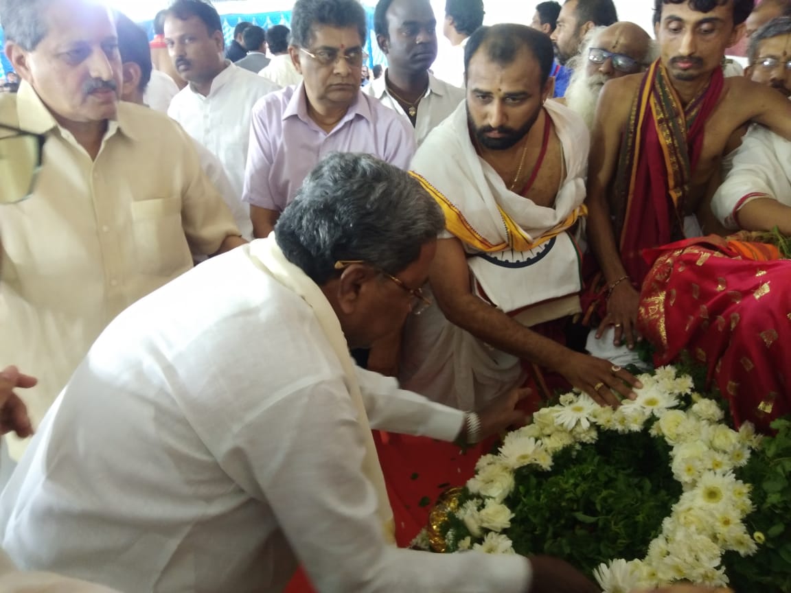 siddaramaiah's tweet photo. ಬೆಂಗಳೂರಿನ ನ್ಯಾಷನಲ್ ಕಾಲೇಜ್ ಆವರಣಕ್ಕೆ ತೆರಳಿ ಪೇಜಾವರ ಶ್ರೀಗಳಿಗೆ ಅಂತಿಮ ನಮನ ಸಲ್ಲಿಸಿದೆ. https://t.co/PZ0C9eDBxb