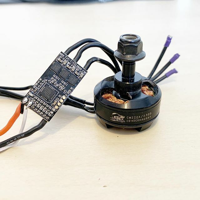 MijabaFPV's tweet photo. Reliquias... 💀

#cameracopter #camcopter #ak #akframes #drone #drones #dedrones #ddc #dronesdecarreras #multirotor #multicopter #fpv #fpvrace #fpvracing #purple #cool #awesome #gopro #fpvfreestyle #fpvdrone #xframes https://t.co/vYoJxB51b5 https://t.co/Y00Xckubuo