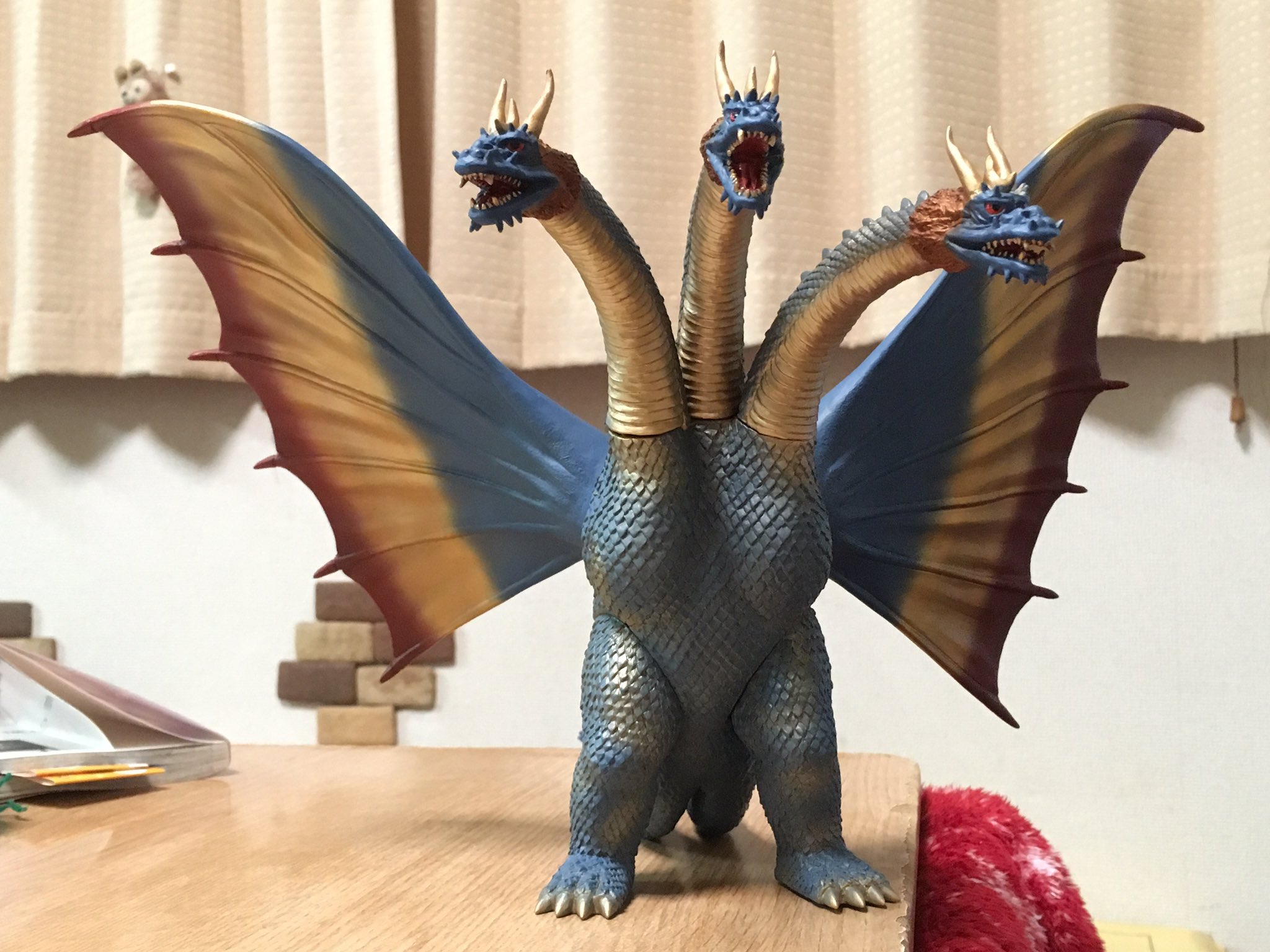 タカ Youtuber 嫁に キングギドラって元々 は金色じゃなかったんだよ って話したら まずキングナントカを知らんし 何色かもわからん との返事 こんなに文化レベルが違うのによく結婚したよなー まあ キングギドラを知らなくても見た目がエロければ問題