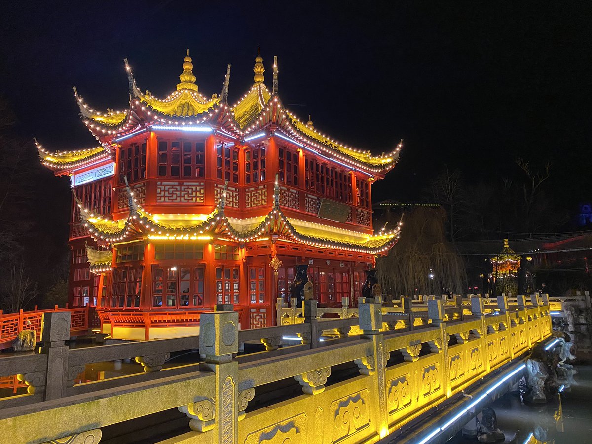 severinedr's tweet photo. Le #royaumedumilieu dans son habit de lumière à @pairidaiza. Quelle merveille 🤩 Une invitation à s’y perdre, flâner, se laisser porter par le #calme qui y règne encore plus que d’habitude ✨ #pairidaiza #lejardindesmondes #zenitude #magie #hiver #magicwinter https://t.co/OBbgO2EVnO
