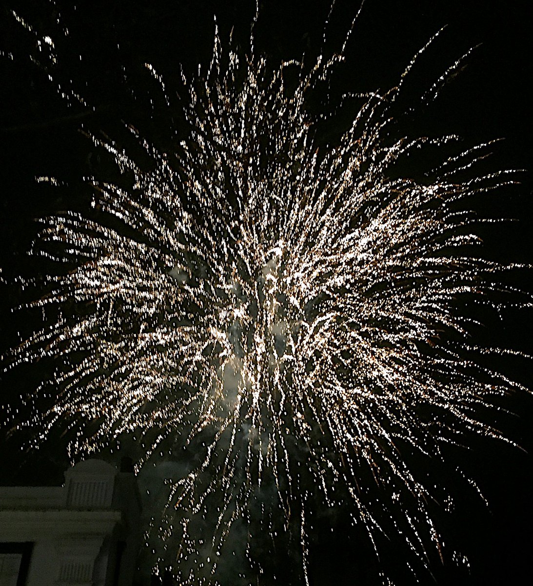 Haven't decided what to do on New Year’s Eve? Come to the ‘Hug-Many’ celebrations on The Pantiles #Tunbridge Wells. You will be helping 3 local charities who will benefit from profits raised plus live music, fireworks,a piper &amp; a great atmosphere. Book bit.ly/2OlhVR8