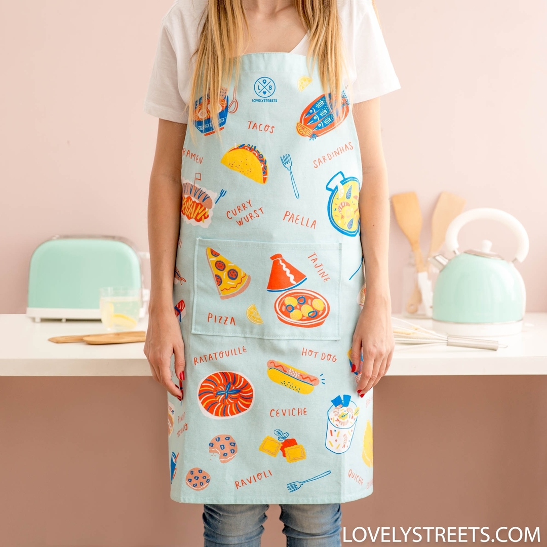 Menú de Nochevieja y Año nuevo casi listo. De primero, un delantal inspirador y de lo más viajero que encontrarás a la venta aquí > bit.ly/38XYEhQ
