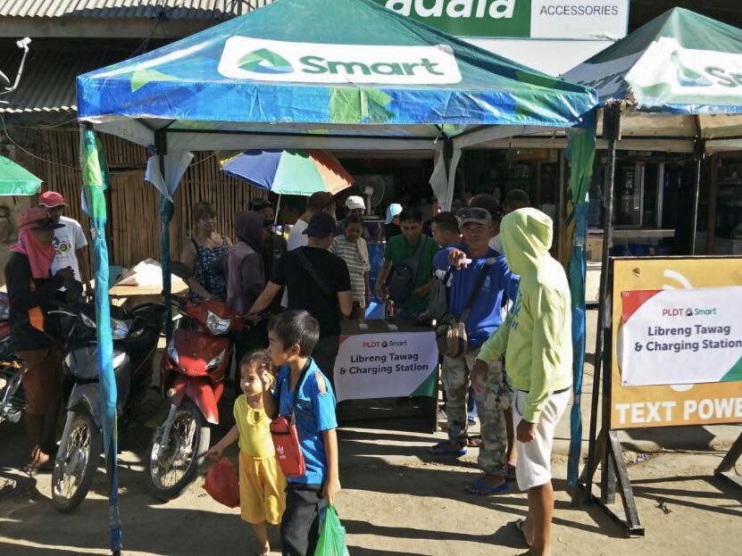 SmartNewsroom's tweet photo. #LibrengTawag and #LibrengCharging services are still ongoing for communities affected by #TyphoonUrsula in Aklan, Capiz, Cebu, Eastern Samar, Iloilo, and Occidental Mindoro. Click here for the list of sites: https://t.co/aB2xWMlYJR #SafePH #UrsulaPH https://t.co/sQIn7xYtRz