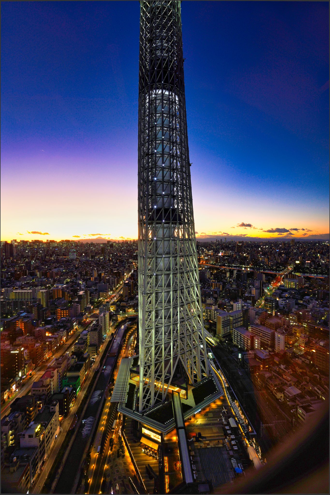 まこ イーストタワー展望台から撮影 皆さんはどの図画が好きですか 1枚目 14mm 2枚目 24mm 3枚目 55mm 4枚目 135mm スカイツリー イーストタワー展望台 夕景 夜景 建物撮影 T Co Xlotxvwjpy Twitter