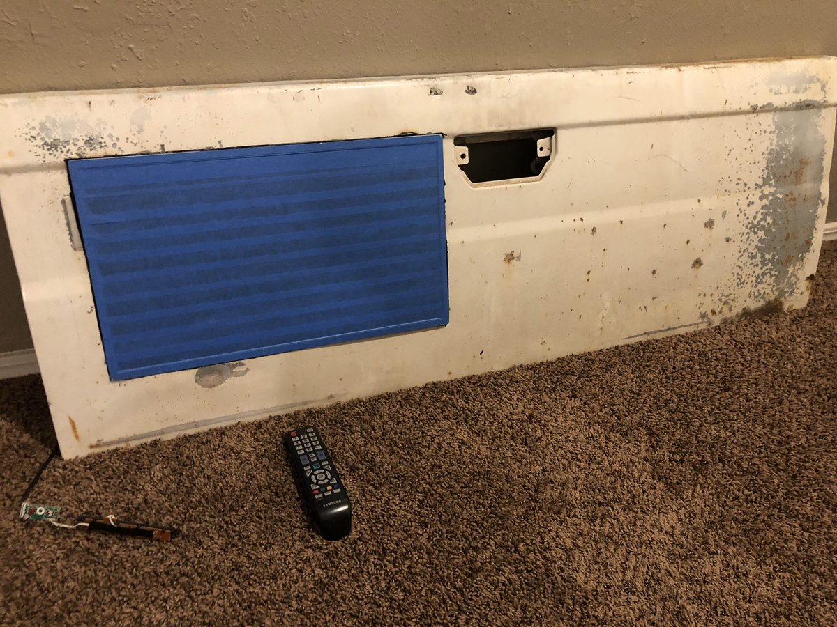 huslinhusker405's tweet photo. Up building on the #oldschool mini . Got the #motorola phone mounted . Yes @MotorolaUS she still works. Wish yβall put it back in service. Almost ready to tear it apart and paint. #RachetLifeCustoms #HardLifeHardBody https://t.co/AdTTILUXn0