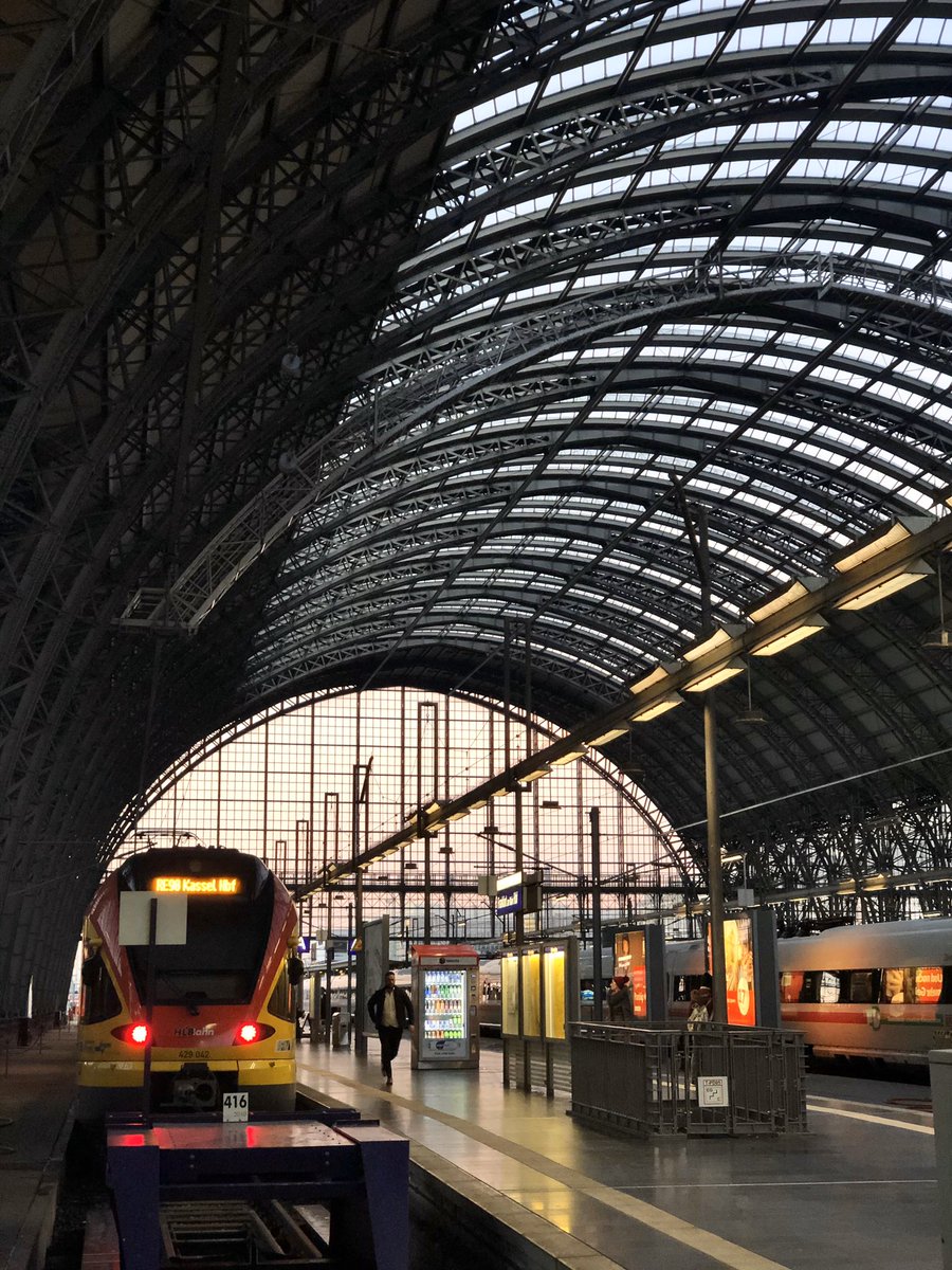 Yp 年末シャンバラに来たわけだけど フランクフルト中央駅がアメストリス駅にそっくりすぎてテンションぶち上がってる