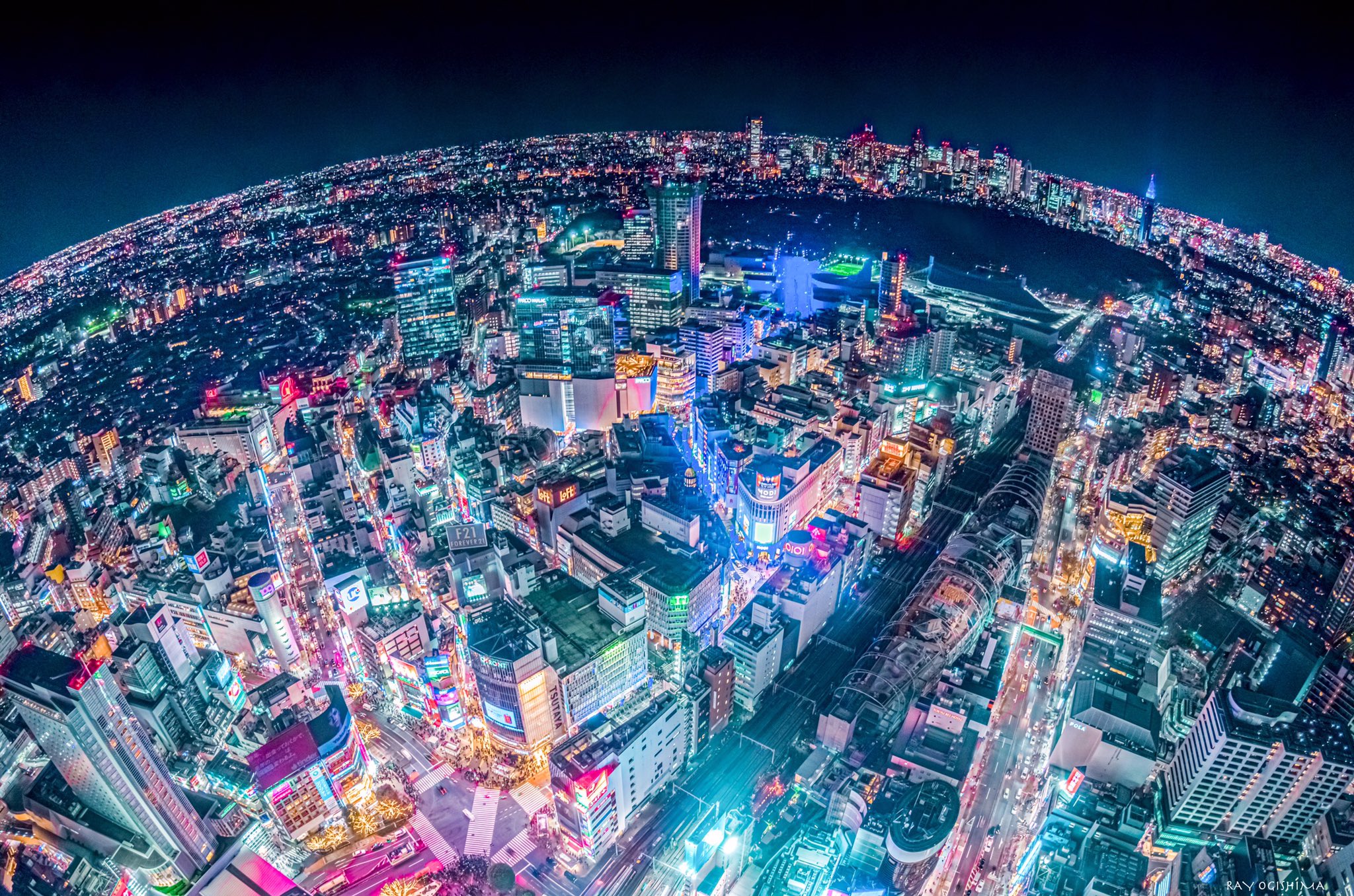 Twitter 上的 Ray 宝石をちりばめて 1 空から魚眼で見おろす地球の色 2 夕陽に照らされる東京タワーとスカイツリーのコラボ やがて日没 マジックアワーを経て闇に浮かぶ摩天楼 3 スクランブル交差点から伸びる光の筋 渋谷スカイ 渋谷スクランブルスクエア 夜景