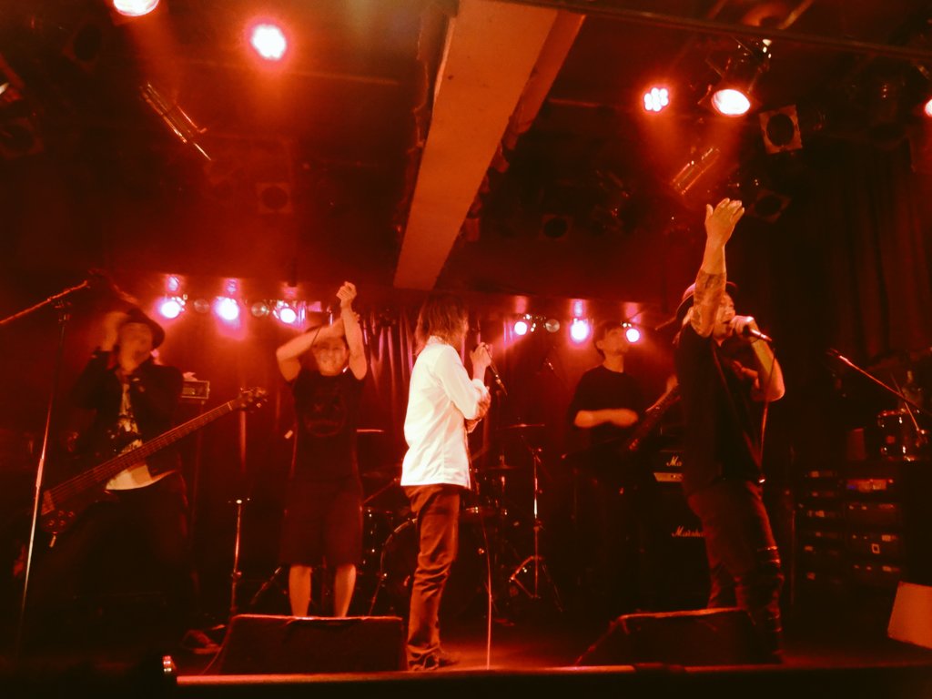 yz0114_luna0929's tweet photo. THE STRANGE RASCAL@CHELSEA HOTEL①
※3枚目はスケさん&ピコ乱入
#THESTRANGERASCAL
#ストラス
#BLACKBILLY
#ブラックビリー https://t.co/uKUuEenSGt