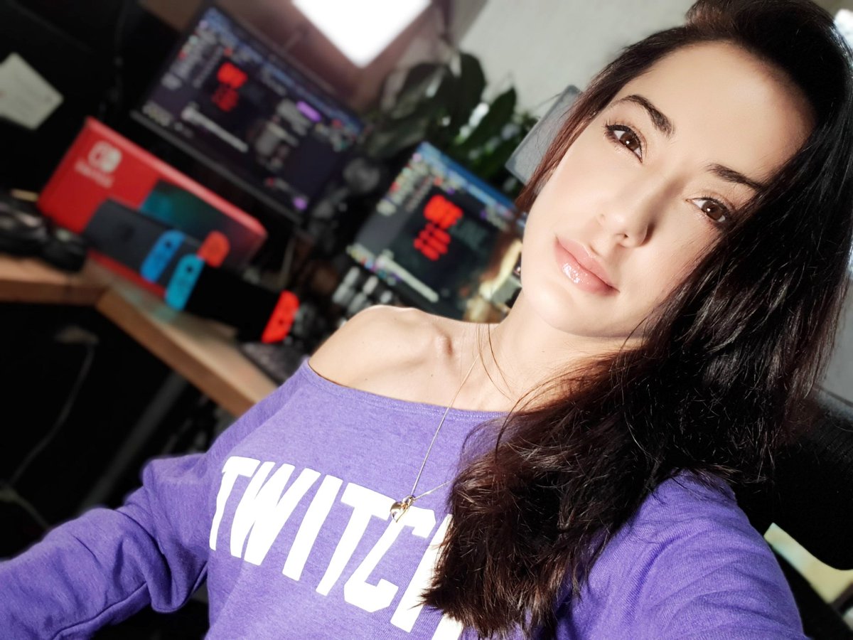 URQUEEENTV's tweet photo. [DAY 28] LAZY TWITCH SUNDAY URQUEEEN
Czas przetestować świąteczne prezenty :] dresik twitcha i Nintendo switch lecimy z #thelegendofzelda stream wystartuje przed 10
A Ty co znalazłeś pod choinką?#twitch #gamer  #gry #switch #GamingWithColorOs #games #nintendoswitch #nintendo #fun https://t.co/mQ7zndi97Q