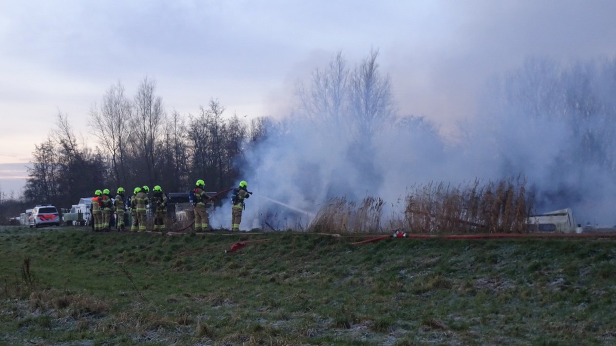 Bootjes in Waarland verwoest door brand: Meerdere boten in Waarland zijn vanochtend verwoest door een brand.