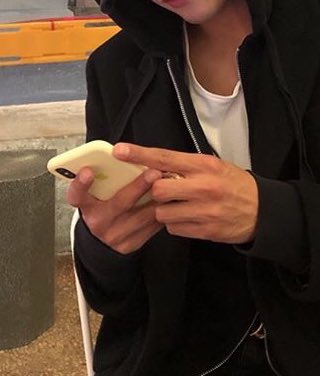 แฟนพี่ซูจินมองแว้บแรกหลายคนบอกว่าคล้ายฮยอนบิน แต่เราว่าไม่น่าใช่ เพราะอะไรน่ะหรอ เพราะเล็บไม่กุด...
