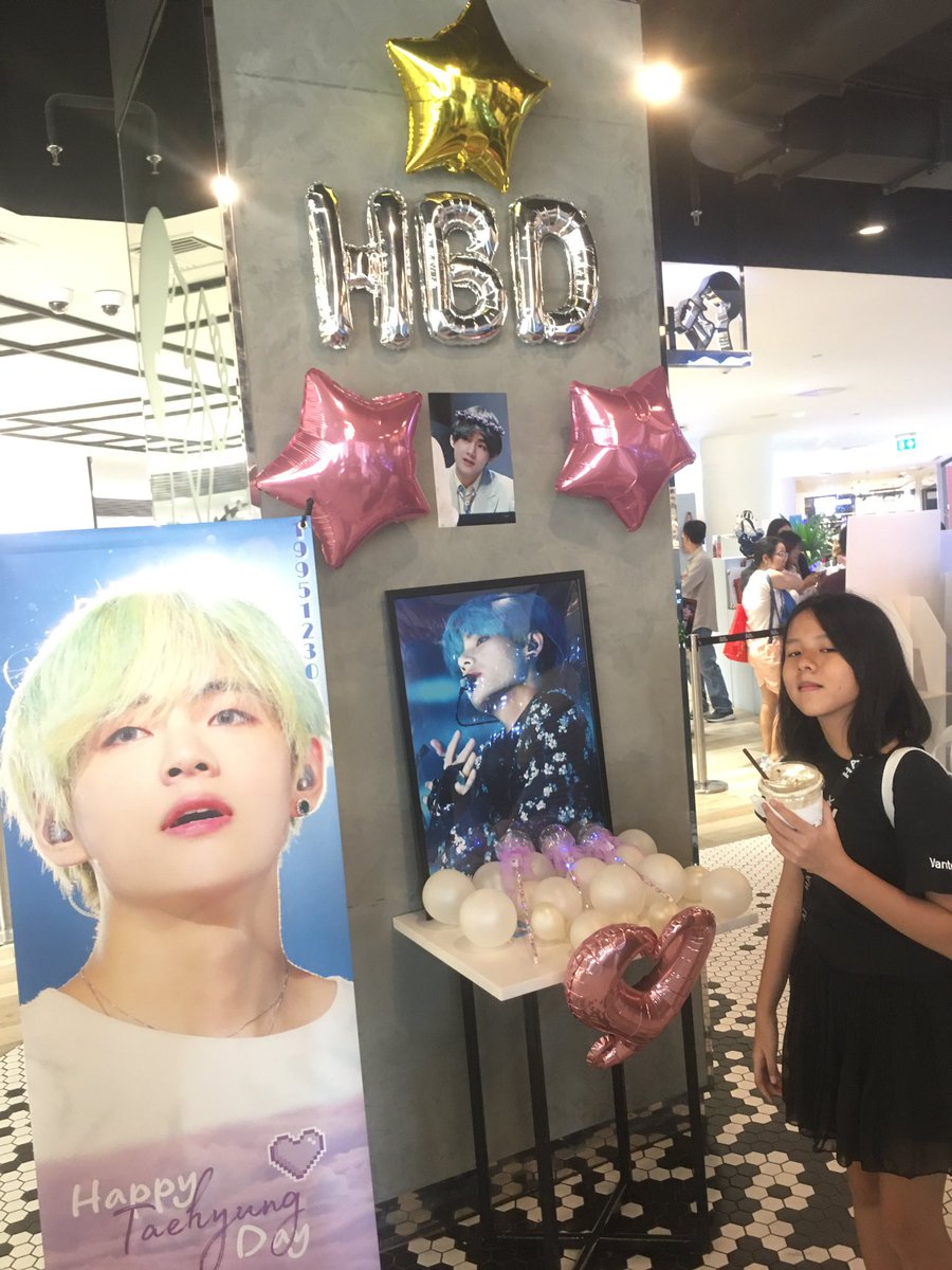 myminsuga_myg's tweet photo. รีบถ่ายรีบลุกแบ่งให้คนอื่นมาถ่ายบ้าง แต่นางก็จัดได้ทุกมุมอยู่น๊า ไวปานเดอะแฟลช แต่เก็บได้ทุกเม็ด สมใจแล้ว~
วันเกิดพี่กิ ถ้ามีโปรเจคแม่ก็ฝากเนื้อฝากตัวเช่นกันนะคะลูก 😄
#BDAYtomyshiningV https://t.co/dL2gKnoAge