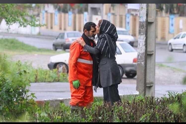 sultanomani's tweet photo. قال لها :
ابنتي لا تخبري احد أنني عامل نظافة
فيسخروا منك.
ذهبت والتقطت📸 هذه الصورة وكتبت..
هذا ابي وانا افتخر به جداً..❤️
اللهم أرحم #أمي و #أبي
 وجميع الأمهات والآباء
 الاحياء منهم والاموات
 أنك سميع قريب مجيب الدعوات
#أمك ثم #أمك ثم #أمك ثم #أبيك
اسعدوهم أحياء قبل فقدانهم 💔 https://t.co/eBOdjYKqTe