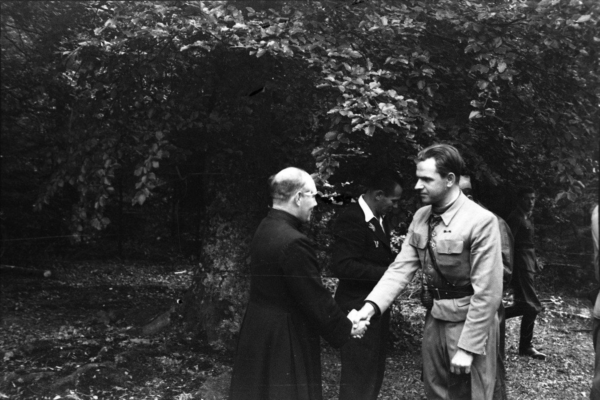 BrachaRutkowska's tweet photo. 🎞 #HistoriaNaCoDzień Uroczysta msza św. Świętokrzyskich Zgrupowań Partyzanckich #AK na #Wykus.ie 12 września 1943 roku, odprawiona przez ks. Mariana Majewskiego ps. „Robak”. W rzędzie od lewej kleczą: Jan Piwnik #Ponury i Eugeniusz G. Kaszyński #Nurt, zdjęcie: Tadeusz Rylski. https://t.co/a692xoocgq