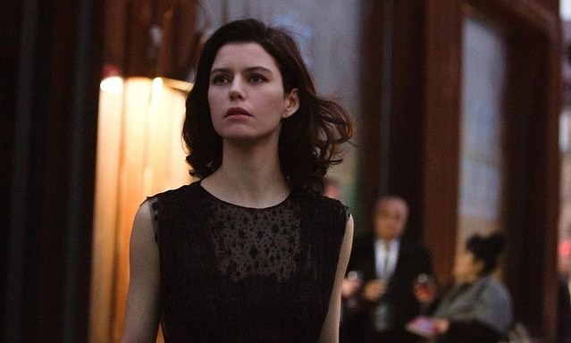 Beren Saat: Yumruk sahnesi değil yakınlaşma sahnesi sansürleniyor. Bir şeyi örteceksek öfkeyi örtmeliyiz. Tüketimi azaltmak için kadeh buzlandı ya da içki fiyatları yükseltildi. Ama biliyor musun insanlar evde rakı üretir oldu. İçen insan vazgeçmedi